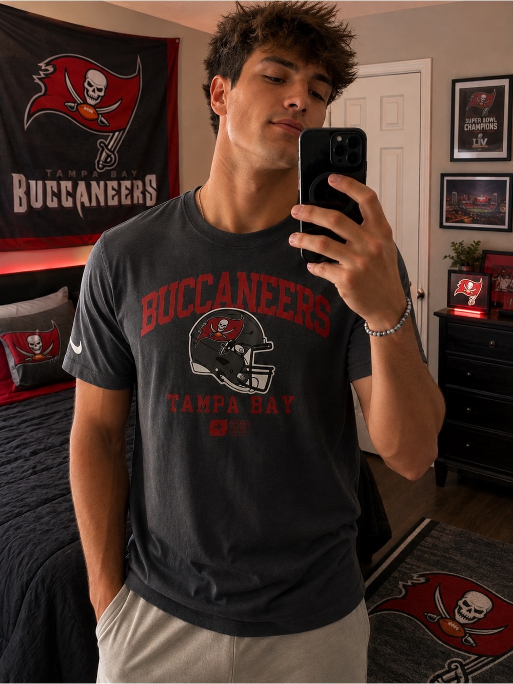 Men's Nike Anthracite NFL Tampa Bay Buccaneers Helmet Essential 4XL T-Shirt NWT